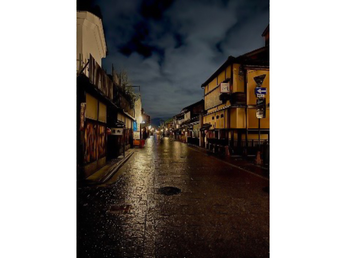 雨に濡れる夜の花見小路